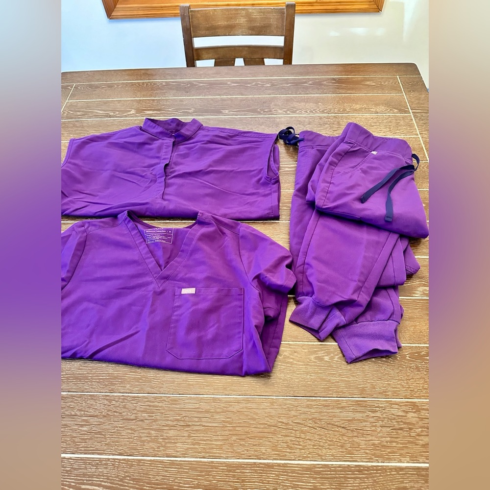 Figs scrubs, ultraviolet- small and medium top, 2x small bottoms